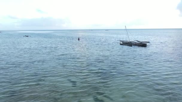 Barcos en el océano cerca de la costa de Zanzíbar, Tanzania, cámara lenta — Vídeos de Stock