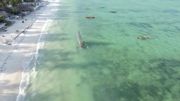 Barche nell'oceano vicino alla costa di Zanzibar, Tanzania, slow motion — Video Stock