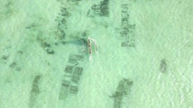 Tanzanya 'nın Zanzibar kıyısındaki tekneler ağır çekimde