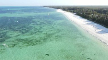 Tanzanya 'nın Zanzibar kıyısındaki tekneler ağır çekimde