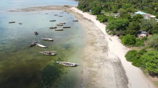 Łodzie w oceanie u wybrzeży Zanzibaru, Tanzania, zwolnione tempo — Wideo stockowe