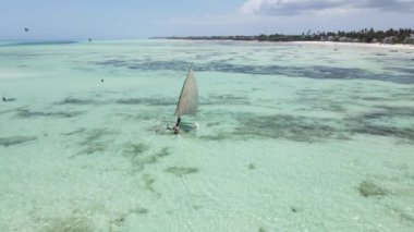 Tanzanya 'nın Zanzibar kıyısındaki tekneler ağır çekimde