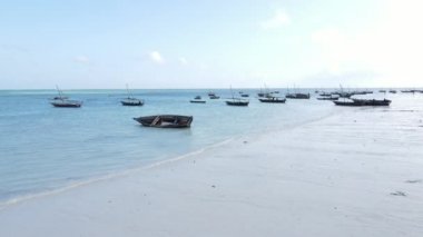 Tanzanya 'nın Zanzibar kıyısındaki tekneler ağır çekimde
