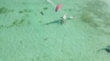 Tanzanya 'nın Zanzibar kıyısındaki tekneler ağır çekimde