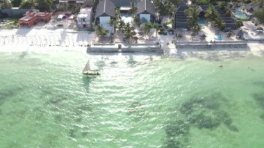 Tanzanya 'nın Zanzibar kıyısındaki tekneler ağır çekimde