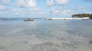 Tanzanya 'nın Zanzibar kıyısındaki tekneler ağır çekimde