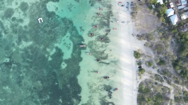 Perahu di laut dekat pantai Zanzibar, Tanzania, gerak lambat — Stok Video