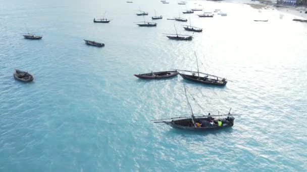 Bateaux dans l'océan près de la côte de Zanzibar, Tanzanie, ralenti — Video