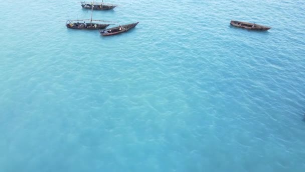 Bateaux dans l'océan près de la côte de Zanzibar, Tanzanie, ralenti — Video