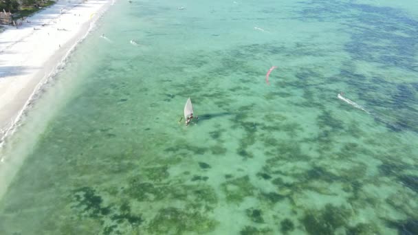 Łodzie w oceanie u wybrzeży Zanzibaru, Tanzania, zwolnione tempo — Wideo stockowe