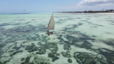 Tanzanya 'nın Zanzibar kıyısındaki tekneler ağır çekimde