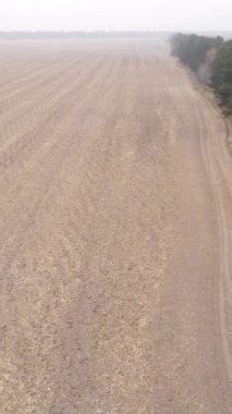 Sonbaharda tarla sürmüş bir arazinin dikey videosu, yavaş çekim