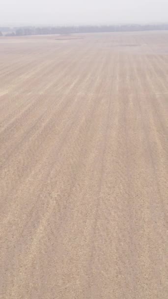 Vídeo vertical de um campo com terra arada no outono, câmera lenta — Vídeo de Stock