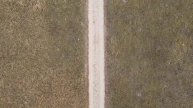 Gün boyunca tarlada boş yol