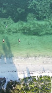 Tanzanya 'nın Zanzibar kıyısındaki okyanusta dikey video tekneleri