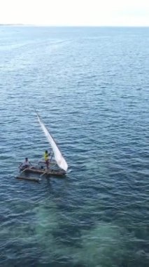Tanzanya 'nın Zanzibar kıyısındaki okyanusta dikey video tekneleri