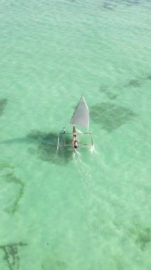 Tanzanya 'nın Zanzibar kıyısındaki okyanusta dikey video tekneleri