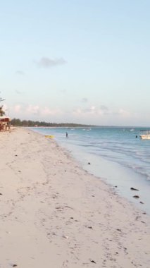 Tanzanya 'nın Zanzibar kıyısındaki okyanusta dikey video tekneleri
