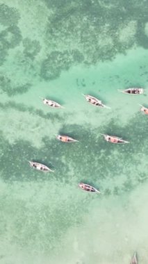 Tanzanya 'nın Zanzibar kıyısındaki okyanusta dikey video tekneleri