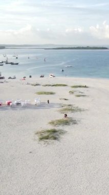 Tanzanya 'nın Zanzibar kıyısındaki okyanusta dikey video tekneleri