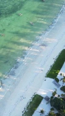 Tanzanya 'nın Zanzibar kıyısındaki okyanusta dikey video tekneleri