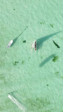 Tanzanya 'nın Zanzibar kıyısındaki okyanusta dikey video tekneleri