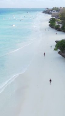 Tanzanya 'nın Zanzibar kıyısındaki okyanusta dikey video tekneleri