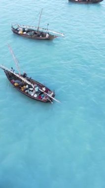 Tanzanya 'nın Zanzibar kıyısındaki okyanusta dikey video tekneleri