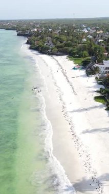 Tanzanya 'nın Zanzibar kıyısındaki okyanusta dikey video tekneleri