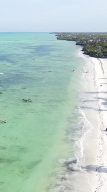 Tanzanya 'nın Zanzibar kıyısındaki okyanusta dikey video tekneleri