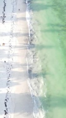 Tanzanya 'nın Zanzibar kıyısındaki okyanusta dikey video tekneleri