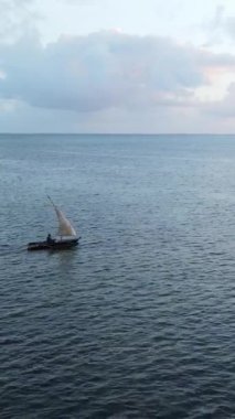 Tanzanya 'nın Zanzibar kıyısındaki okyanusta dikey video tekneleri