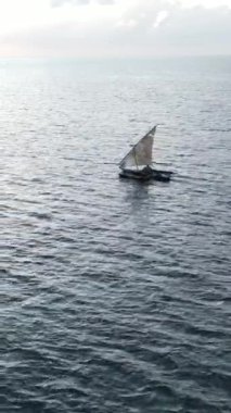 Tanzanya 'nın Zanzibar kıyısındaki okyanusta dikey video tekneleri