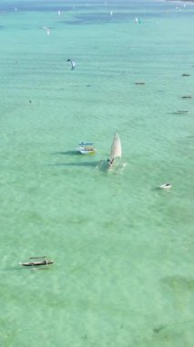 Tanzanya 'nın Zanzibar kıyısındaki okyanusta dikey video tekneleri