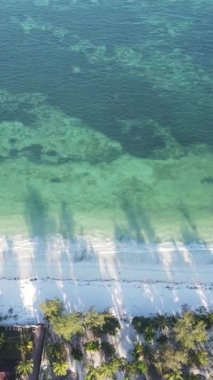 Tanzanya 'nın Zanzibar kıyısındaki okyanusta dikey video tekneleri