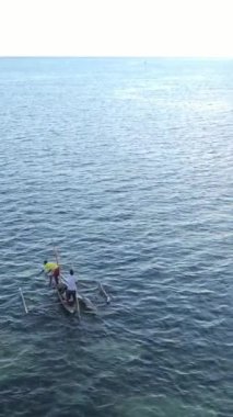 Tanzanya 'nın Zanzibar kıyısındaki okyanusta dikey video tekneleri