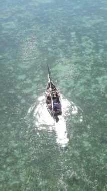 Tanzanya 'nın Zanzibar kıyısındaki okyanusta dikey video tekneleri
