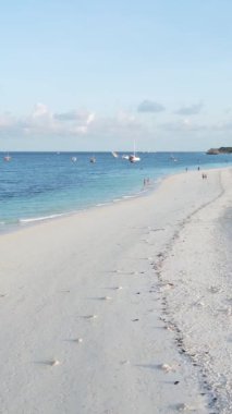 Tanzanya 'nın Zanzibar kıyısındaki okyanusta dikey video tekneleri