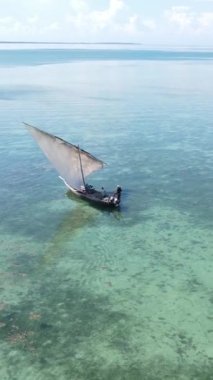 Tanzanya 'nın Zanzibar kıyısındaki okyanusta dikey video tekneleri