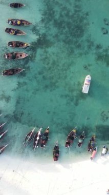 Tanzanya 'nın Zanzibar kıyısındaki okyanusta dikey video tekneleri
