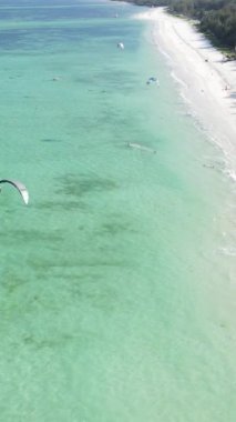 Tanzanya 'nın Zanzibar kıyısındaki okyanusta dikey video tekneleri