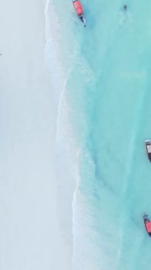 Tanzanya 'nın Zanzibar kıyısındaki okyanusta dikey video tekneleri