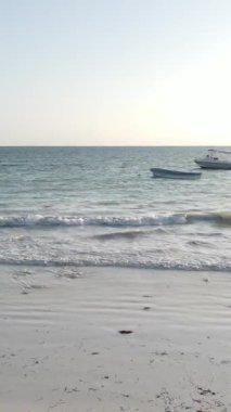 Tanzanya 'nın Zanzibar kıyısındaki okyanusta dikey video tekneleri