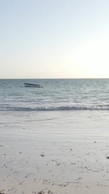 Tanzanya 'nın Zanzibar kıyısındaki okyanusta dikey video tekneleri