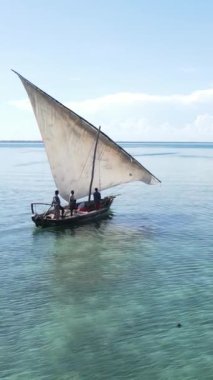 Tanzanya 'nın Zanzibar kıyısındaki okyanusta dikey video tekneleri