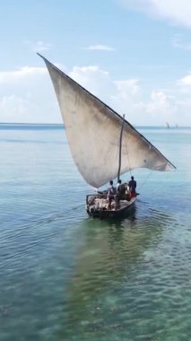 Tanzanya 'nın Zanzibar kıyısındaki okyanusta dikey video tekneleri