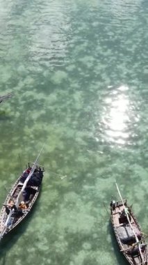 Tanzanya 'nın Zanzibar kıyısındaki okyanusta dikey video tekneleri