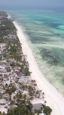 Tanzanya 'nın Zanzibar kıyısındaki okyanusta dikey video tekneleri