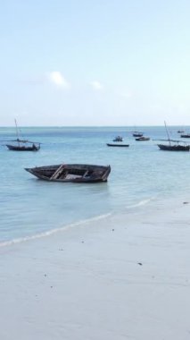 Tanzanya 'nın Zanzibar kıyısındaki okyanusta dikey video tekneleri