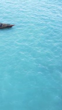 Tanzanya 'nın Zanzibar kıyısındaki okyanusta dikey video tekneleri